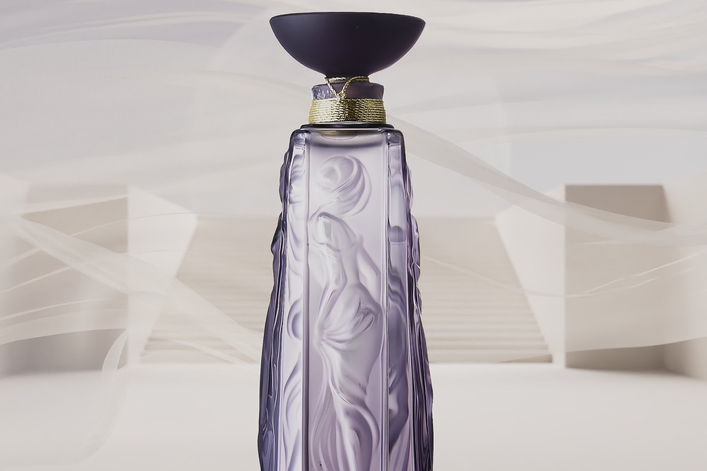 ラリック“女神×夕暮れパープル”のクリスタルガラス香水、フローラル