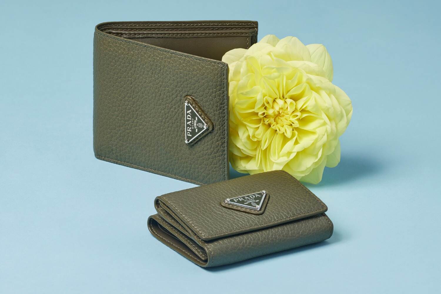 プラダ“深みグリーン”のメンズ財布、柔らかなシボ感レザーのミニ財布や