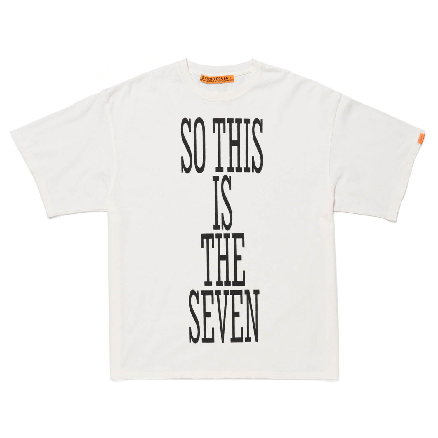 NAOTOのスタジオ セブンからメッセージグラフィック入りTシャツ