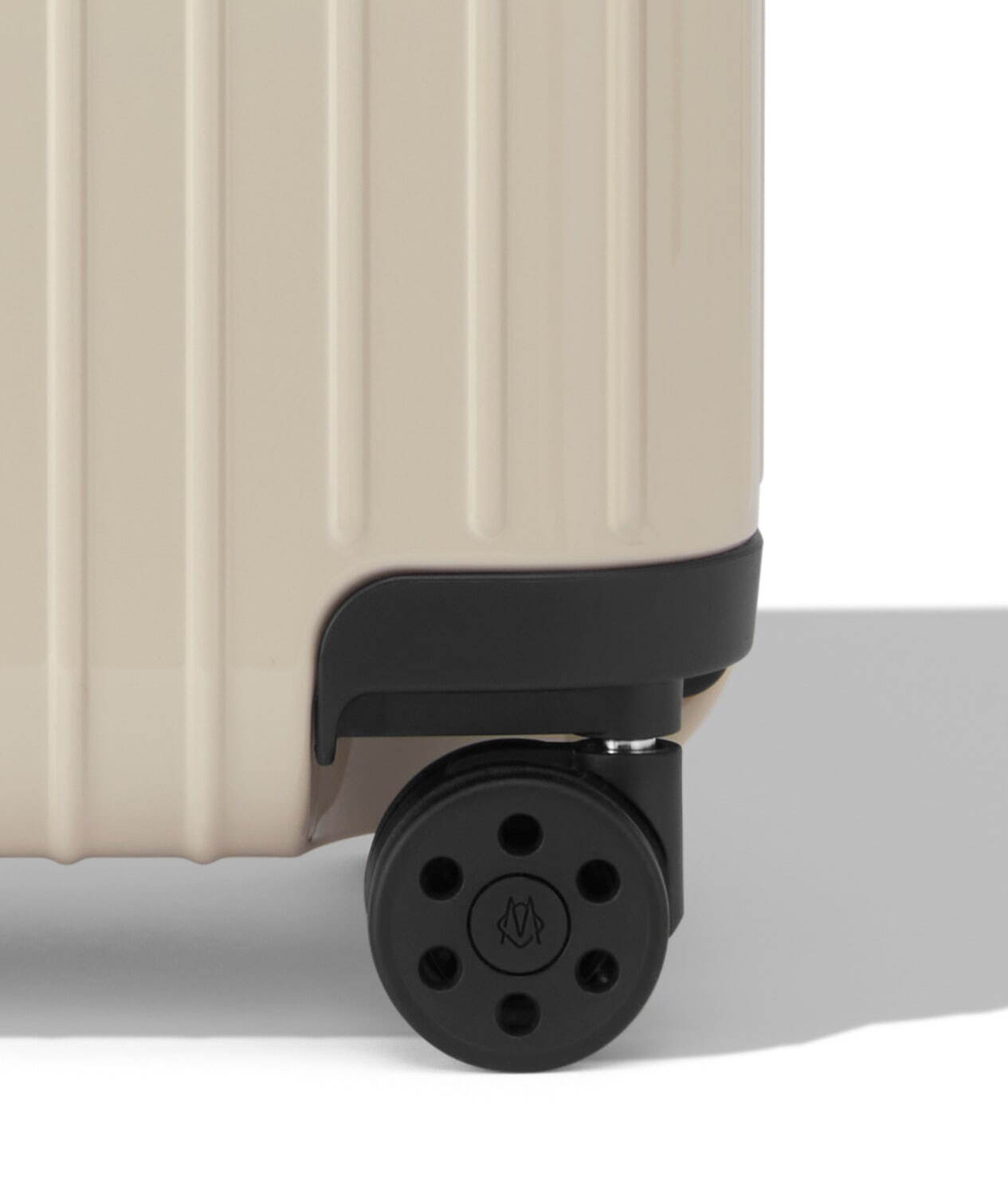 リモワ軽量スーツケース「エッセンシャルライト」新色アイボリー、約2