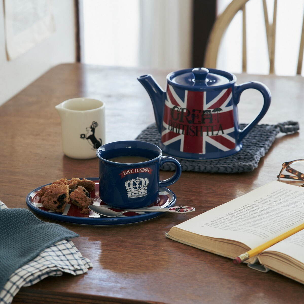アフタヌーンティー・リビング“英国国旗＆王冠”モチーフの新作アイテム