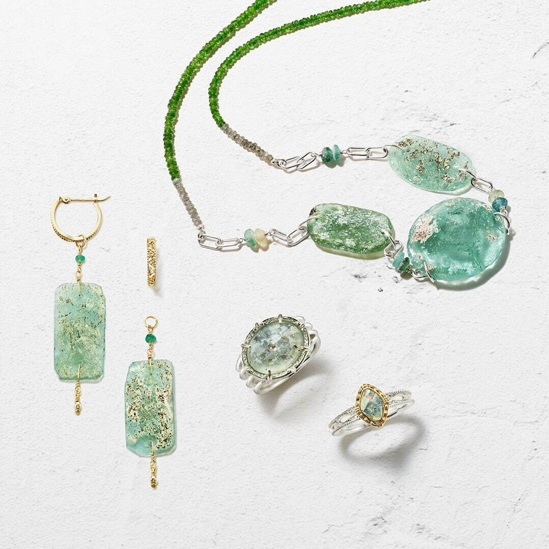 アガット23年新作ジュエリー、オーロラのように輝くローマンガラス