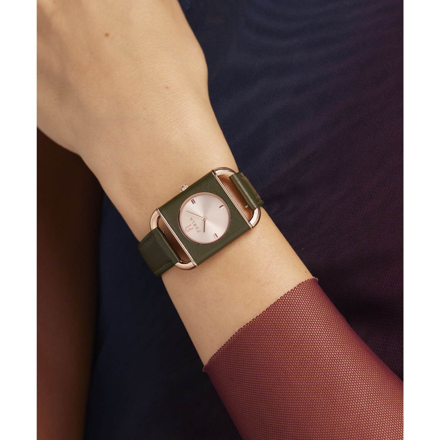 フルラのスクエア型ウィメンズ腕時計、ゴールドメッシュベルト