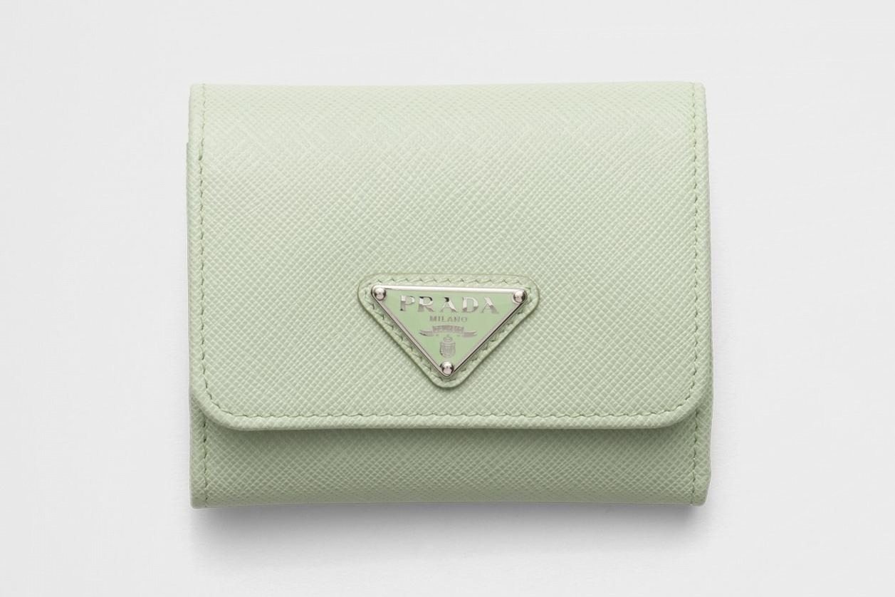 プラダ24年春夏レディース財布、“パステルカラー”の三つ折りレザー財布