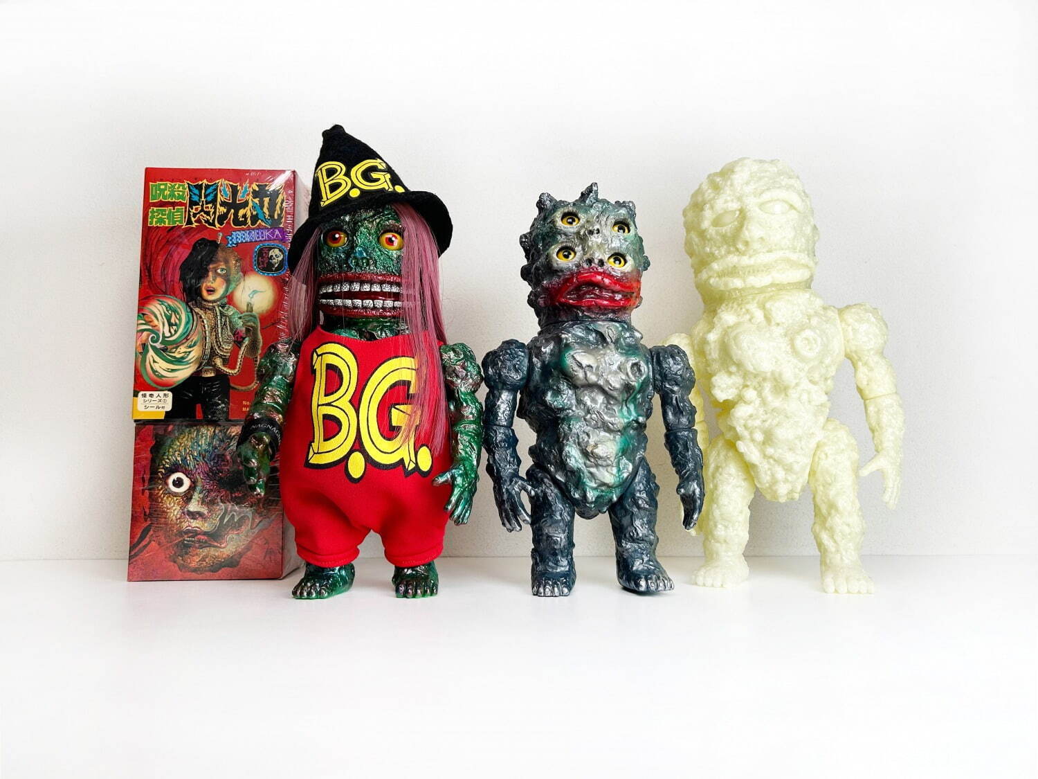 造形作家・NAGNAGNAGの展覧会がTOGA 青山で『暴力原人』などソフビ4