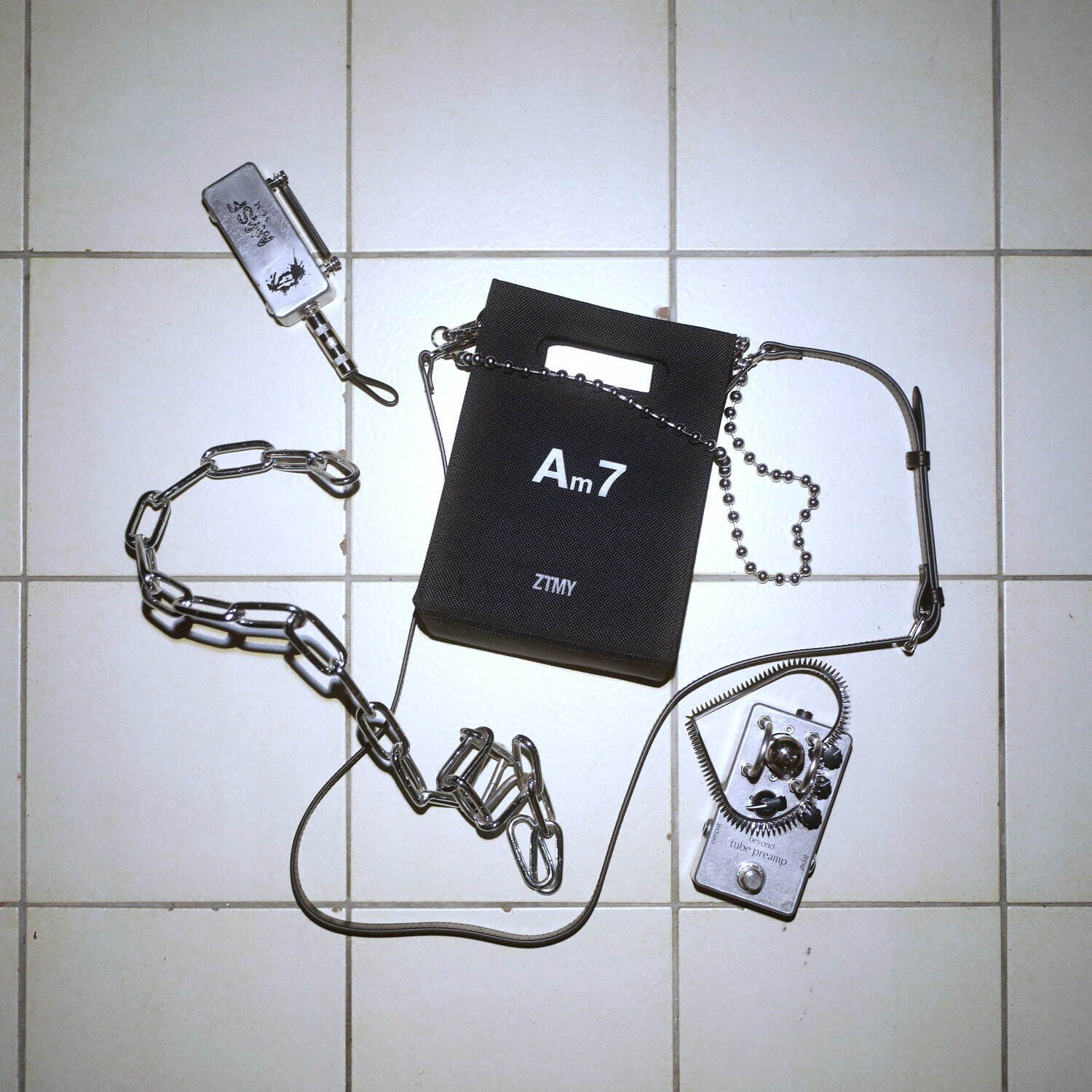 ずっと真夜中でいいのに。×ナナナナのコラボバッグ、音楽機材風