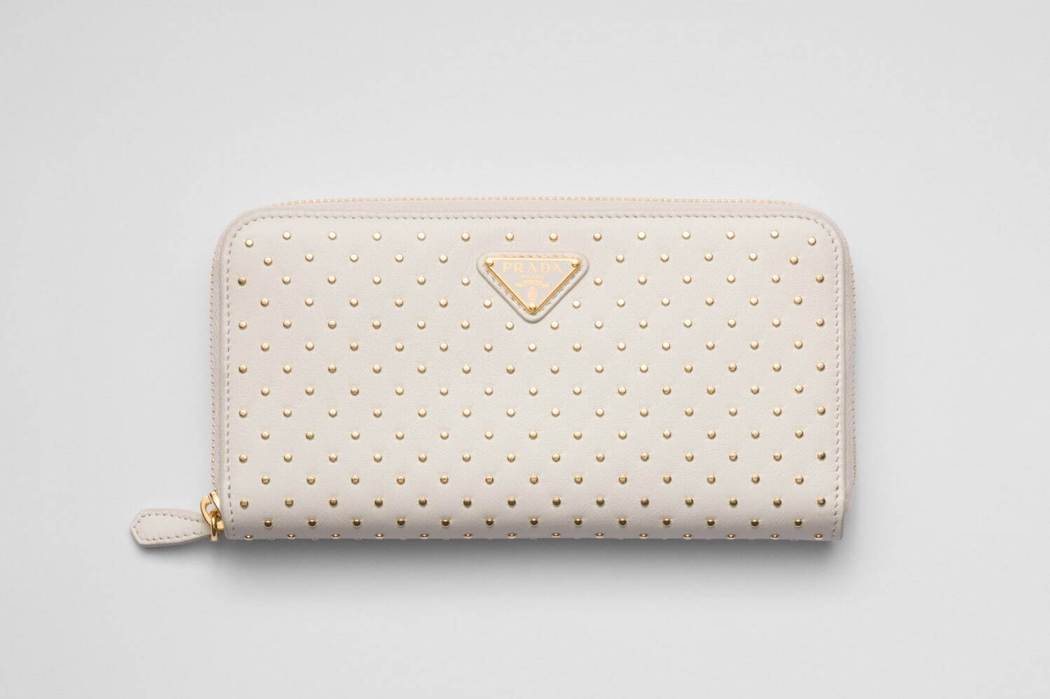 PRADA スタッズ付き二つ折り財布 ホワイト