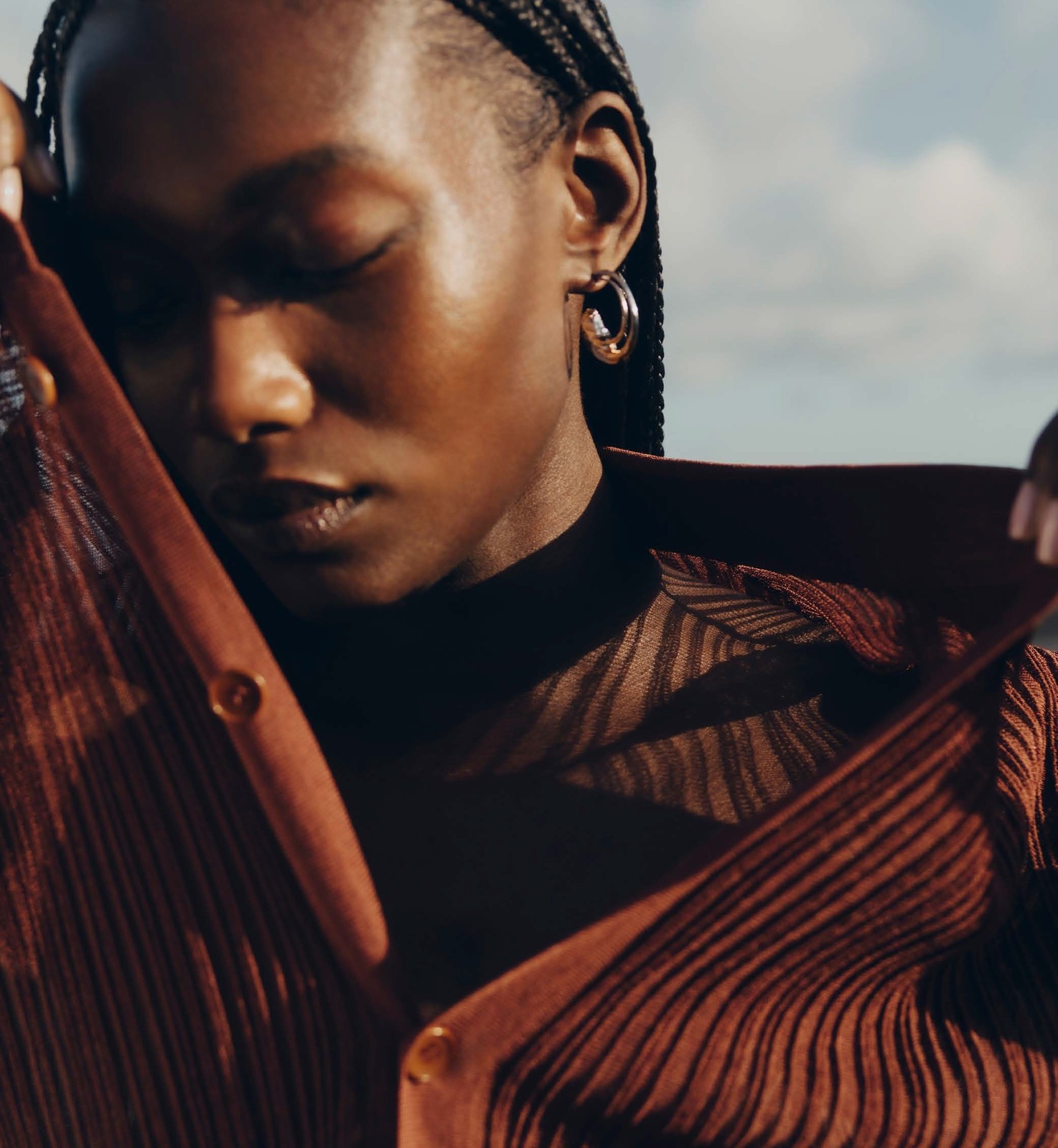 ポレーヌ“岩肌”表現した「エロズ」ジュエリー、ゴールド×シルバーの