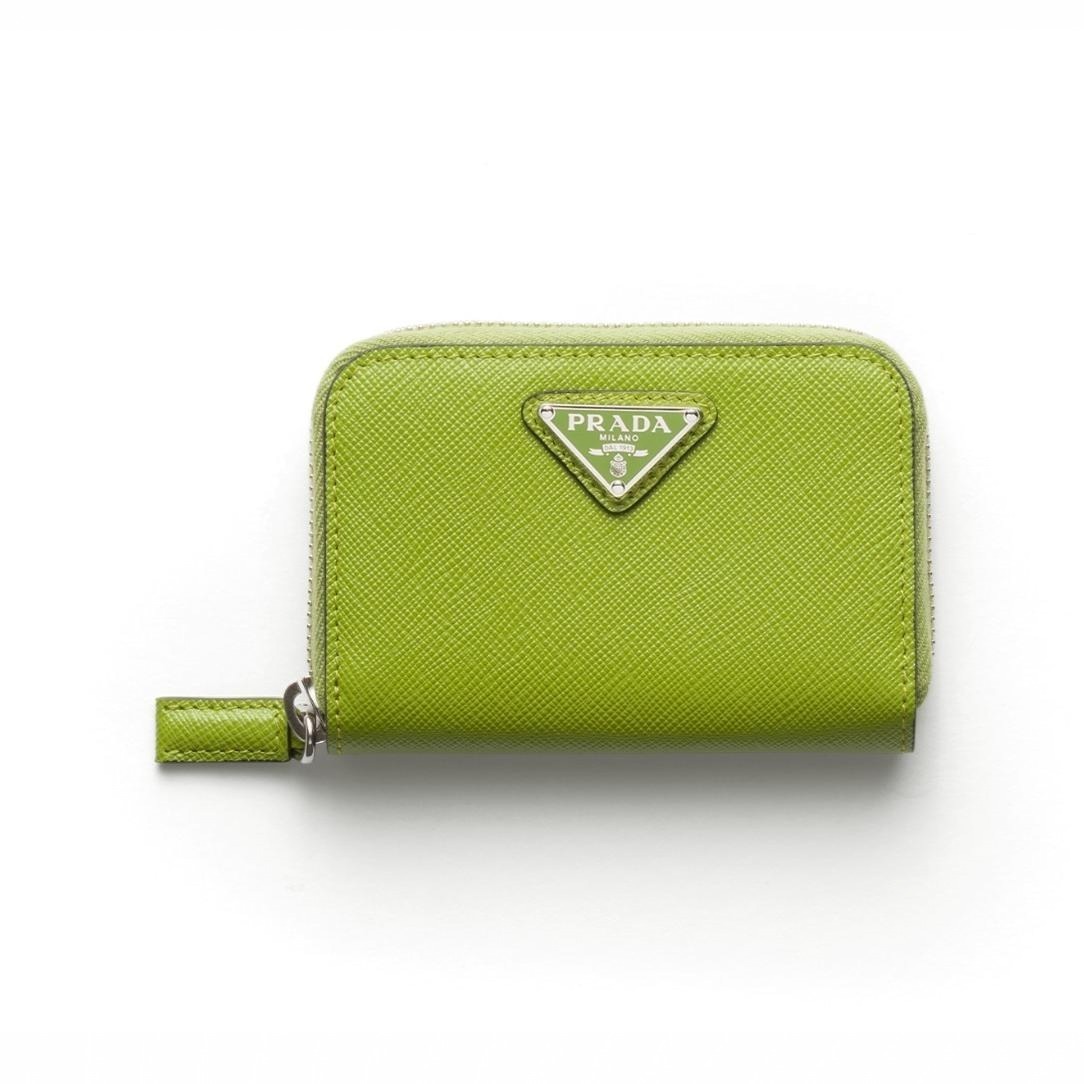 プラダ“開運”グリーンのメンズ財布、「サフィアーノ」レザーの二つ折り