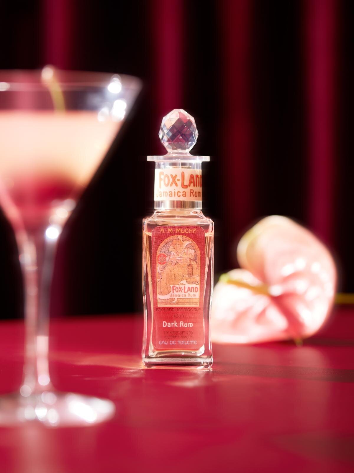 ミュシャ2025年クリスマス”ラム酒”着想フレグランス、大人の甘さ