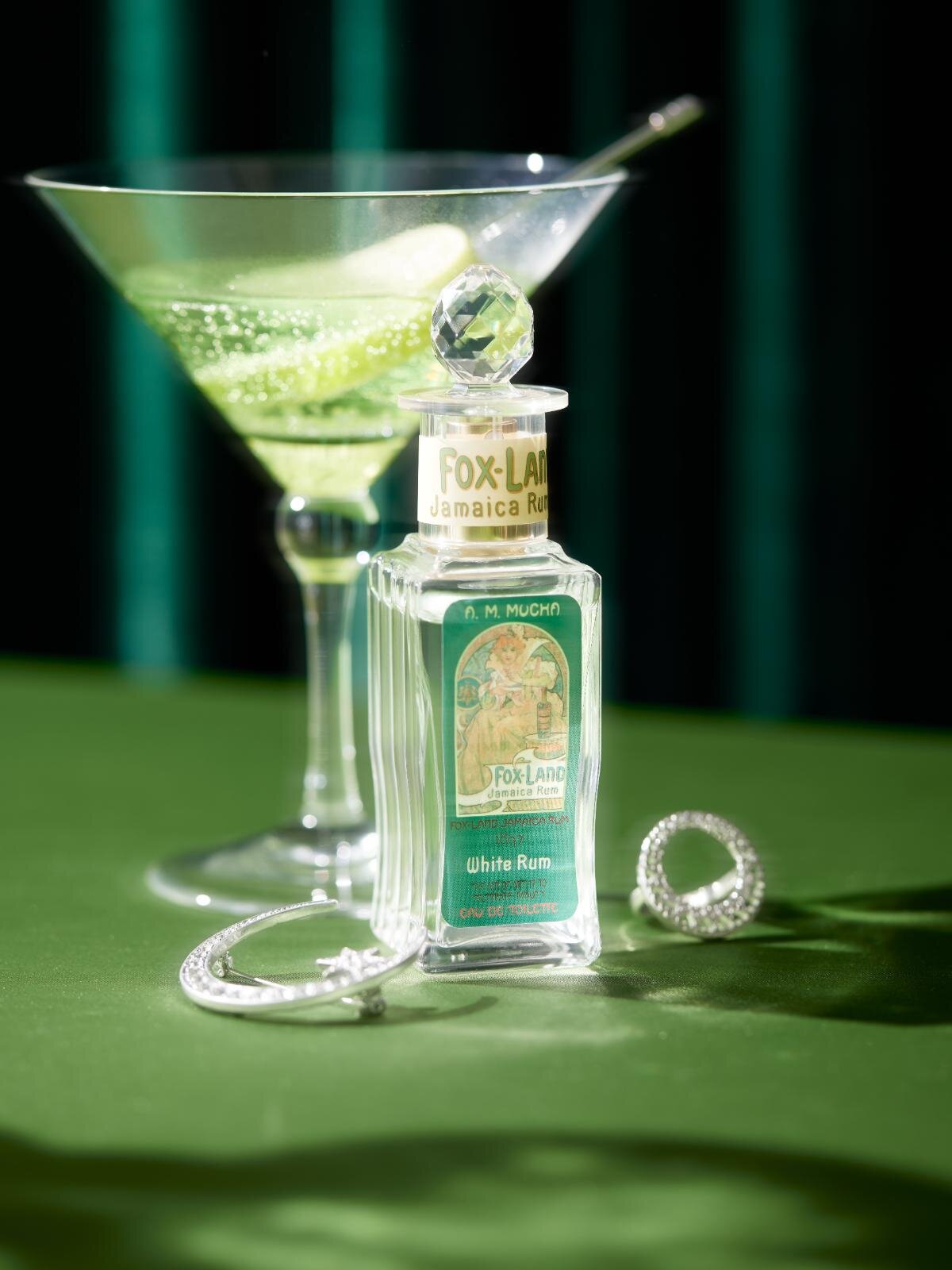 ミュシャ2025年クリスマス”ラム酒”着想フレグランス、大人の甘さ