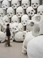 展覧会「ロン・ミュエク」展が六本木・森美術館で、“巨大な頭蓋骨彫刻