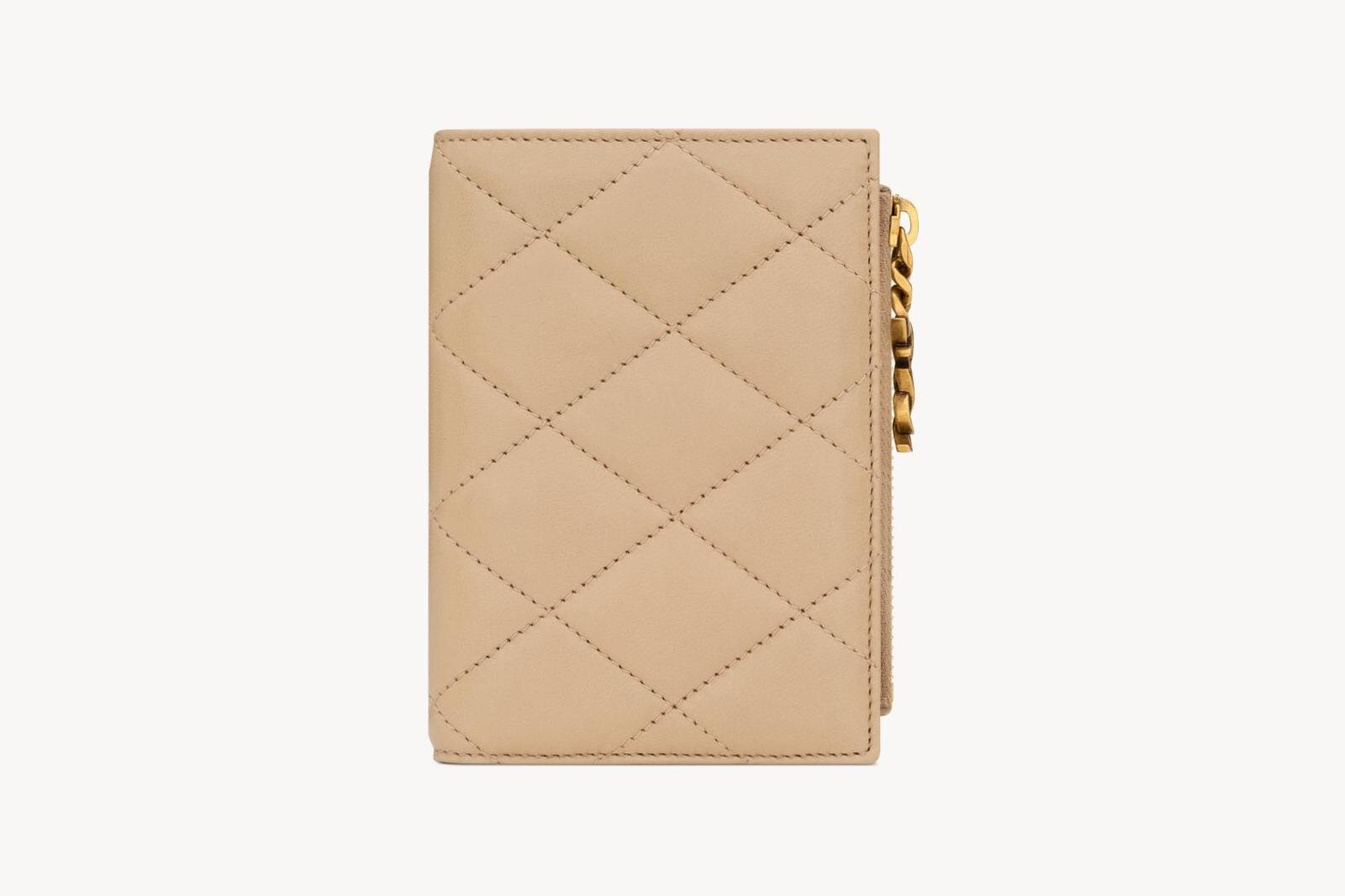 サンローラン新ウォレット「カサンドラビジュー」ロゴチャーム付きの