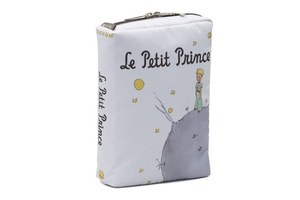 レスポートサック×星の王子さまがコラボ、ブック型ポーチや惑星を描い