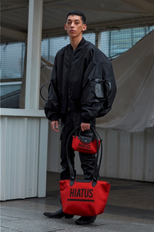 ロンシャン×シェーン・オリバーのトラベルバッグ、ロゴ入りバック