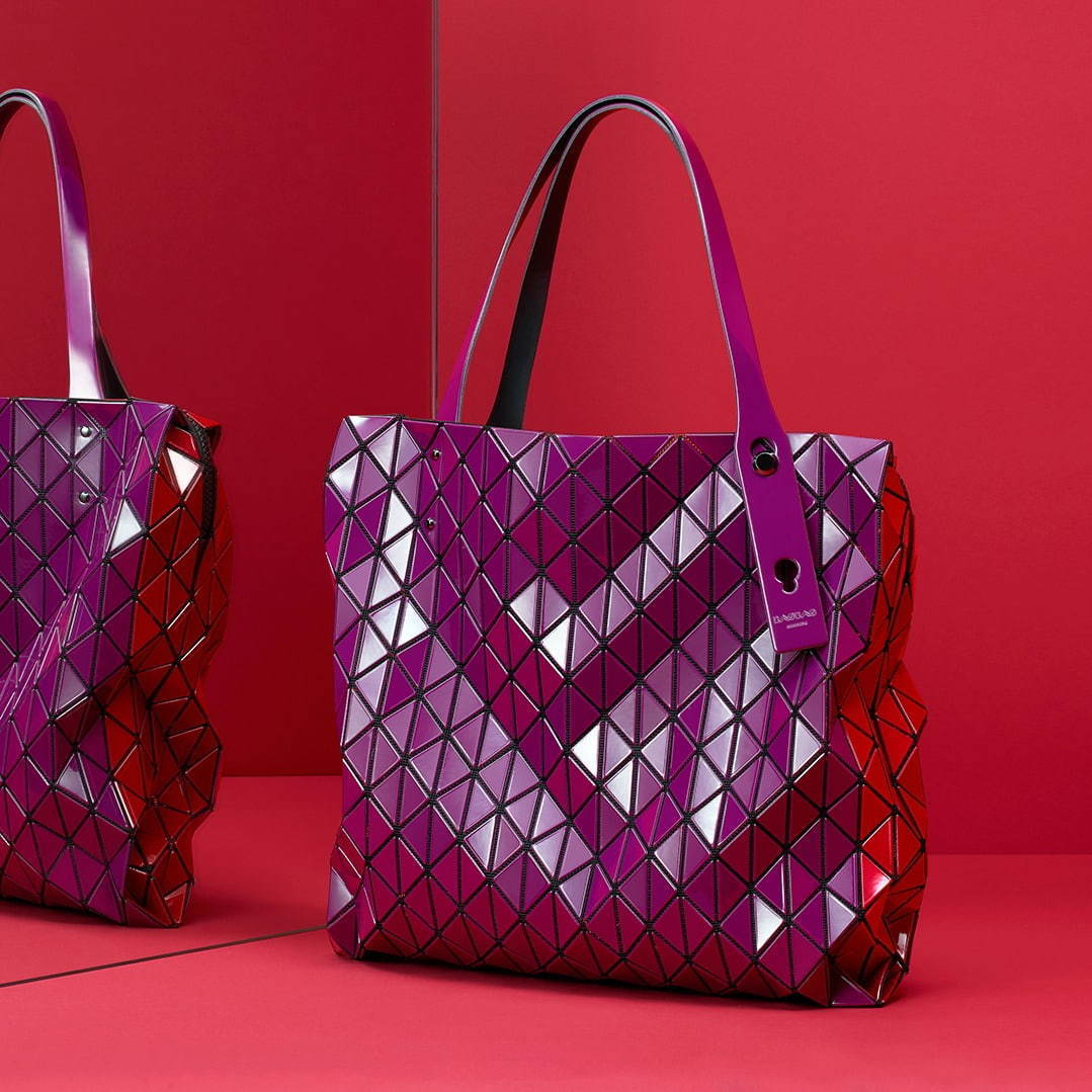 BAO BAO ISSEY MIYAKE“メタリックカラー”の新作バッグ、バイカラー