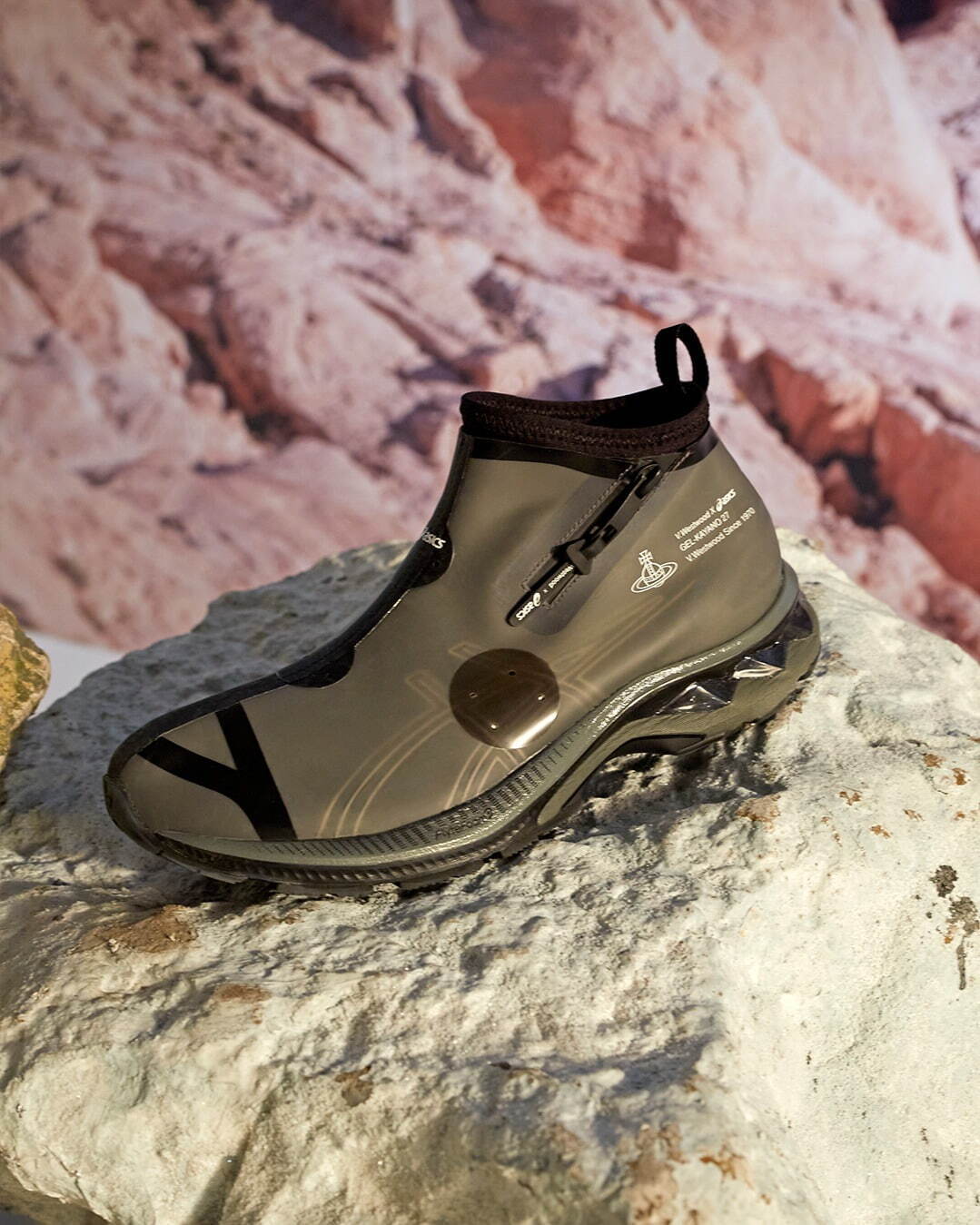 アシックス×ヴィヴィアン・ウエストウッドの新作スニーカー、ORBロゴを