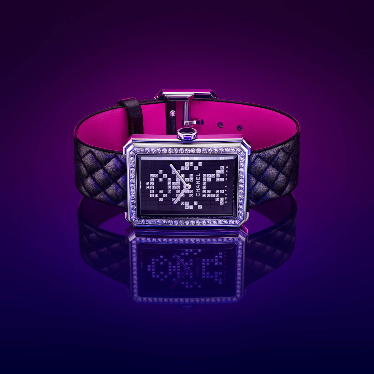 シャネルから“エレクトロ”着想のブラック×ネオンカラー腕時計