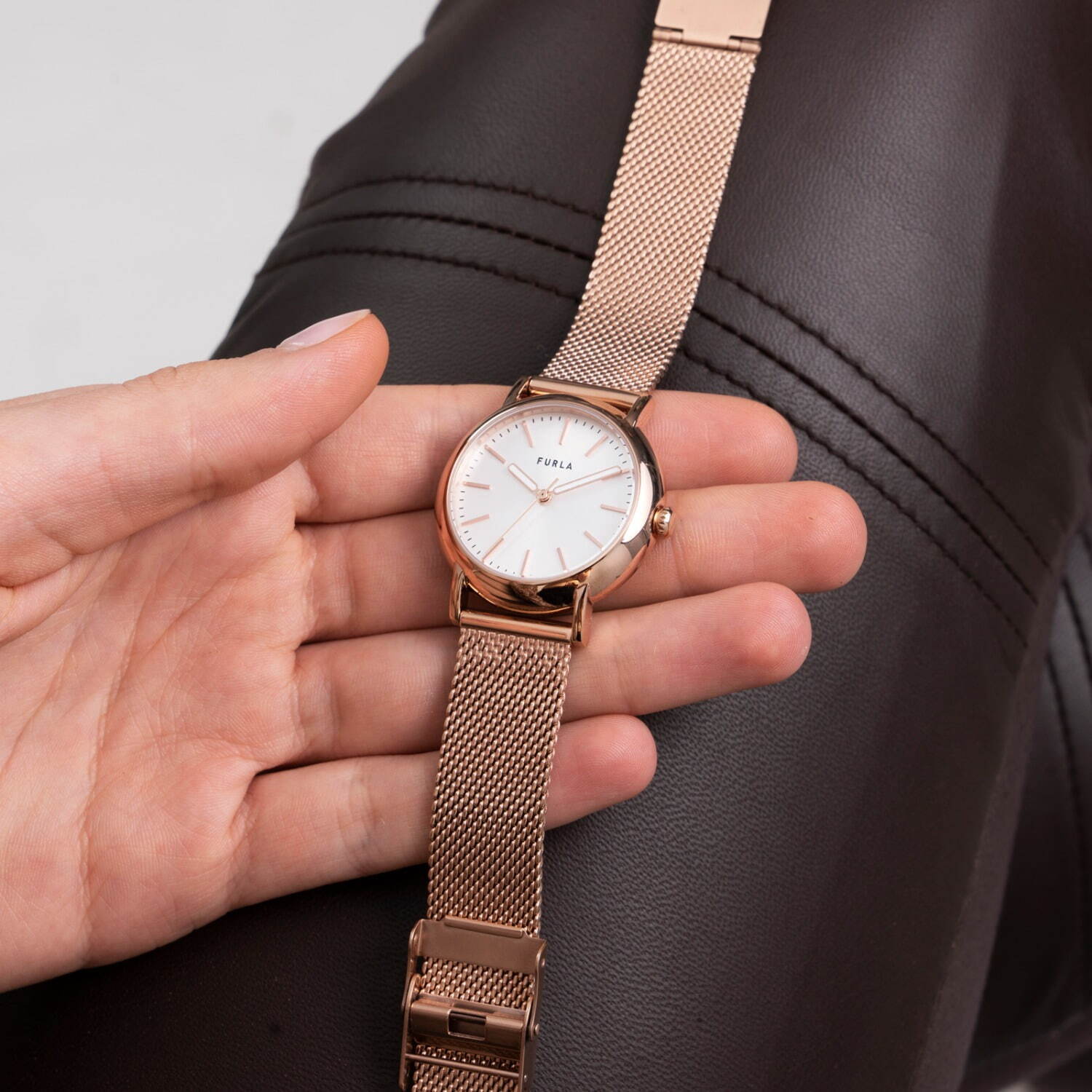 フルラ“淡いピンクトーン”の新作腕時計「フルラ イージー シェイプ