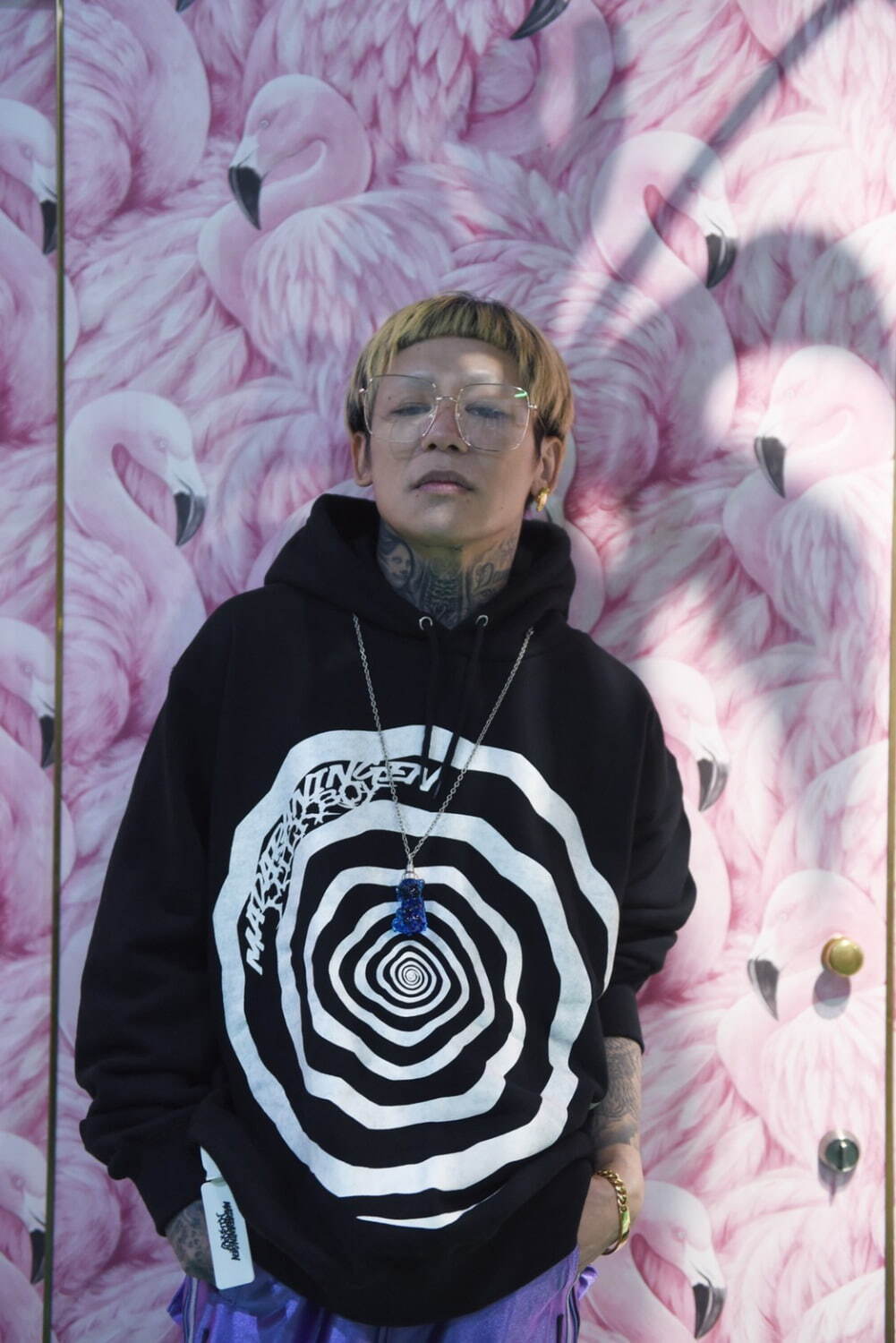 写真5/16｜ミルクボーイ×マダラニンゲン“悪魔プリント”を施したシャツ