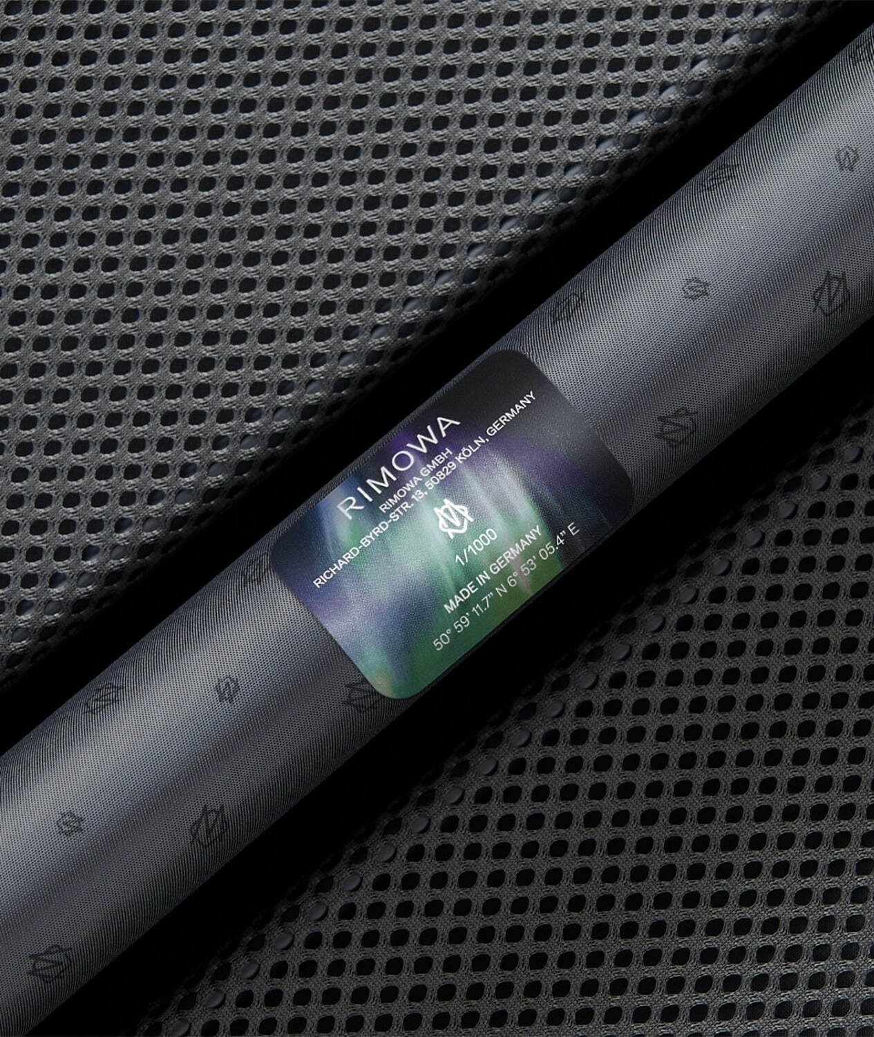 リモワ“オーロラ”着想の限定スーツケース、鮮やかグリーン×パープルの