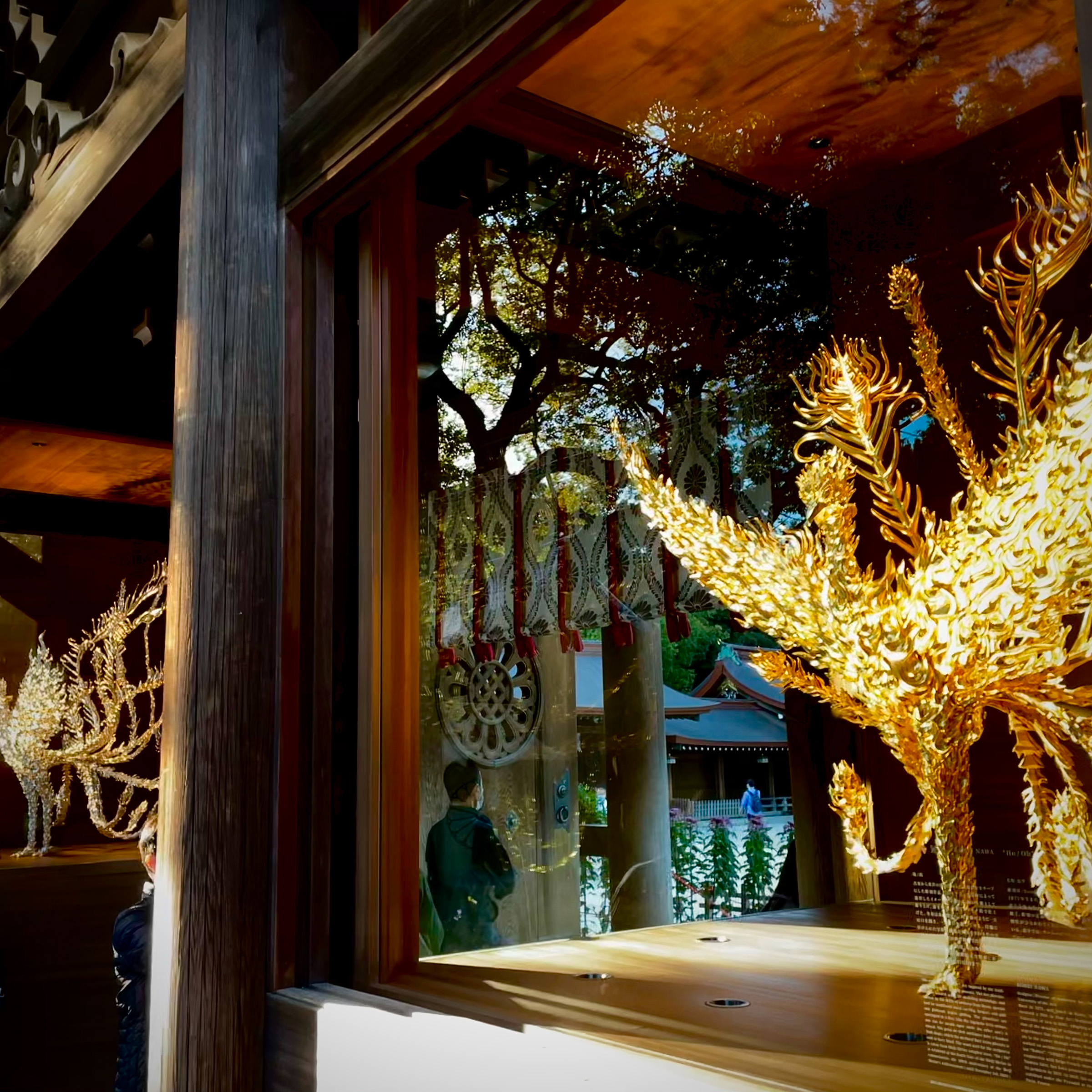 デザインとアートのはなし ― 明治神宮の門を飾る名和晃平の金銀の鳳凰