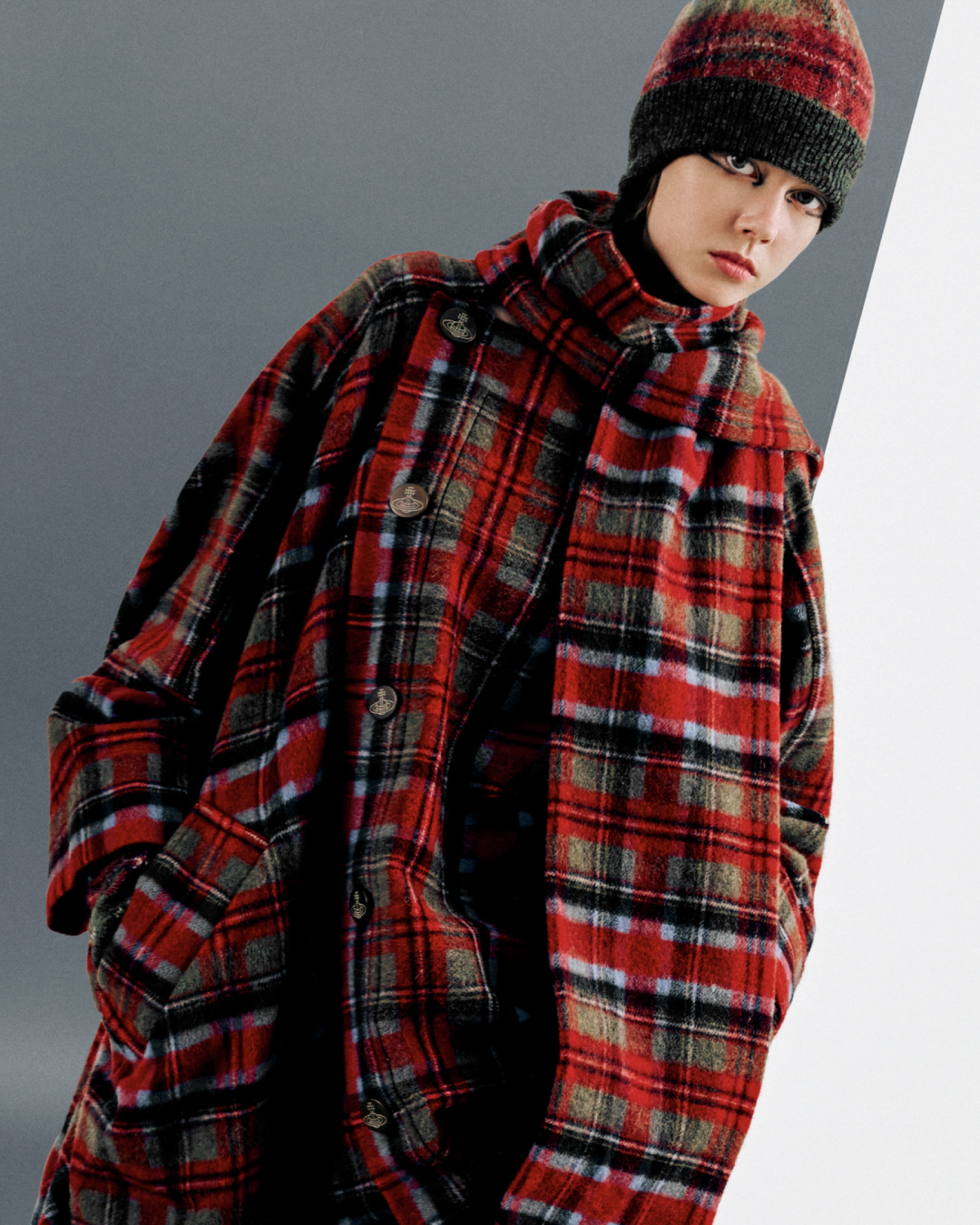 ニット帽 赤と青のストライプ 人形模様 ヴィヴィアンウエストウッド