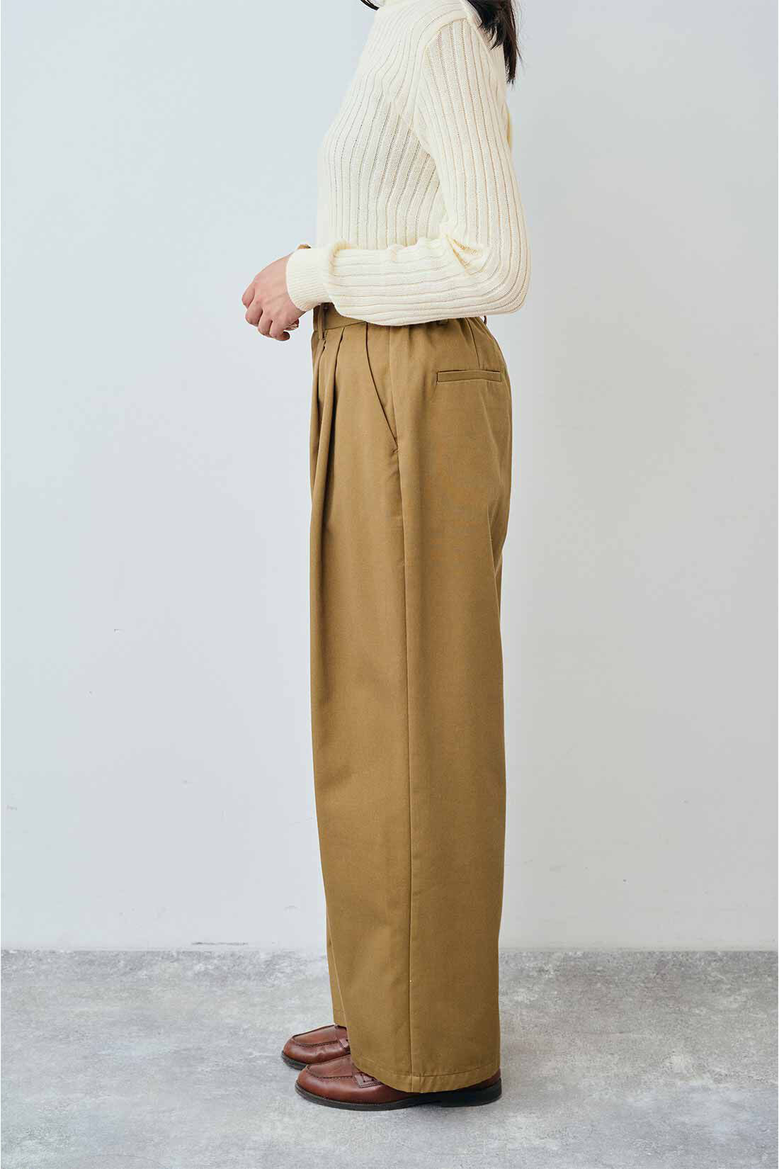 THREE FIFTY STANDARD カジュアルすぎないチノパンツ〈キャメル