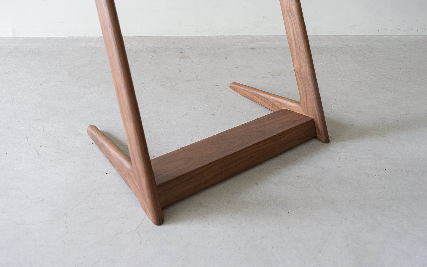 Z字のスマートなフォルムのZEDサイドテーブル | ソファ専門店FLANNEL SOFA