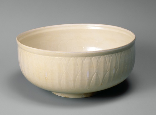 北宋時代 「東宮」銘 定窯白磁刻鳳凰花文銀縁平茶碗 骨董 古玩茶器WWTT007