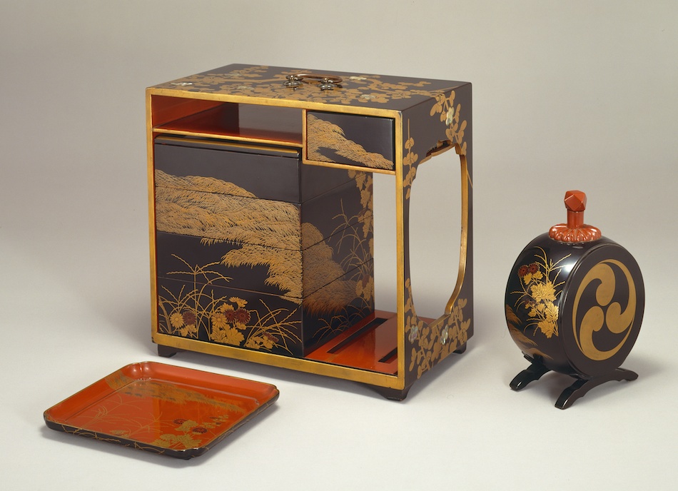 金銀蒔絵「燕子花」重箱明治期. Z4