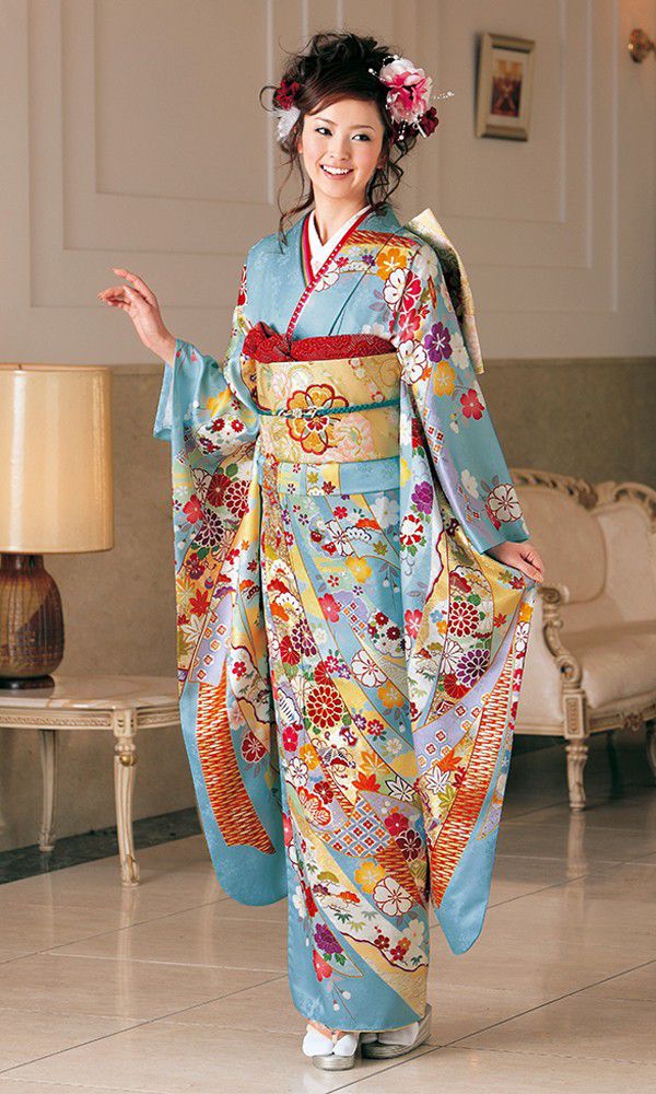 美しい花柄の水色青振袖 美しい花柄の水色青振袖