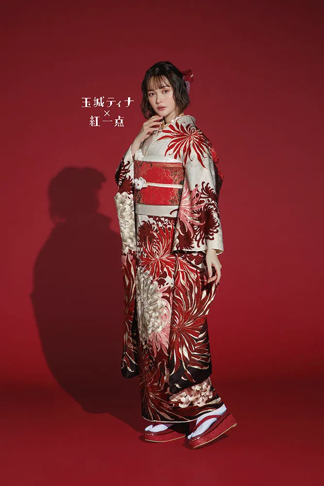 玉城ティナ×紅一点ブランド振袖ネットレンタル ベージュ/赤 乱菊/大柄