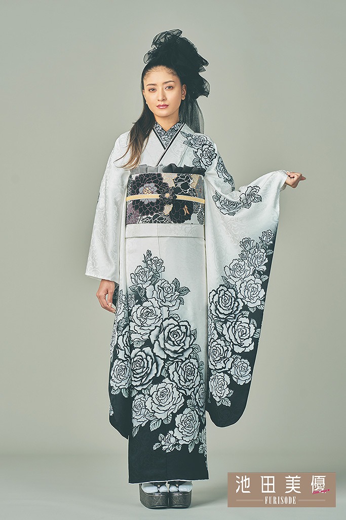 池田美優（みちょぱ）着用振袖ネットレンタル 白/黒 バラ柄 かっこいい