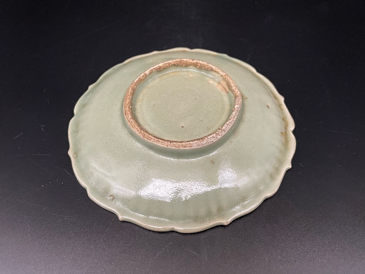 ギャラリー安原 / ご売約 初期伊万里 青磁 鎬渦巻文皿