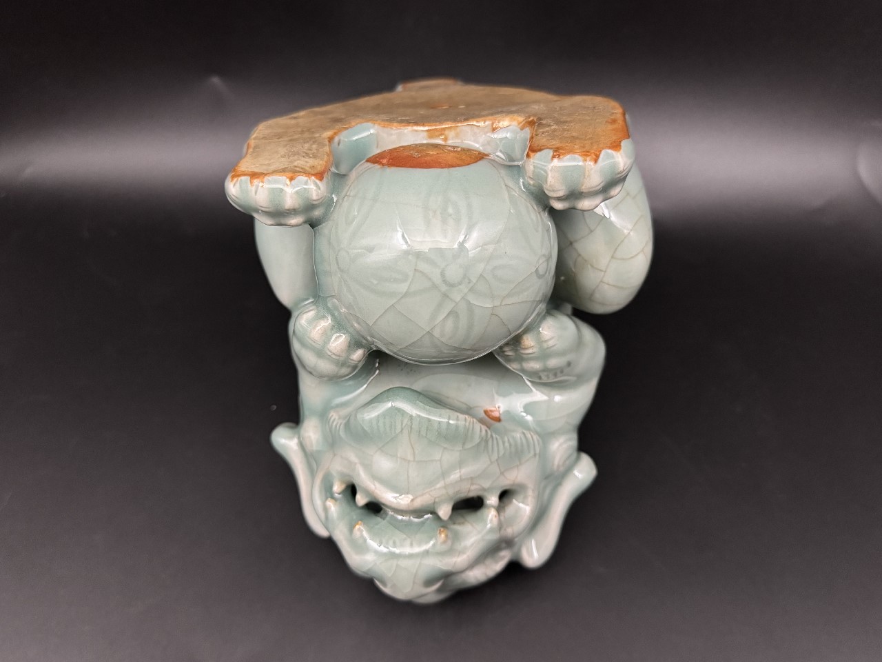 ギャラリー安原 / ご売約「応援企画」鍋島青磁 玉取り獅子置物