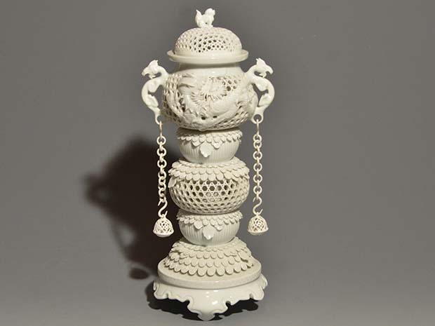 白磁籠目登龍彫透文香炉 十五代中里茂右衛門（作） 秀逸な作品 | 古