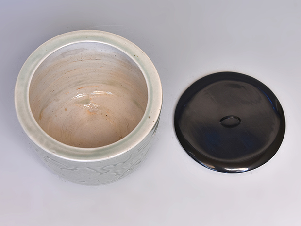 古伊万里青磁陽刻花文水指 江戸時代 塗蓋 | 古美術ささき