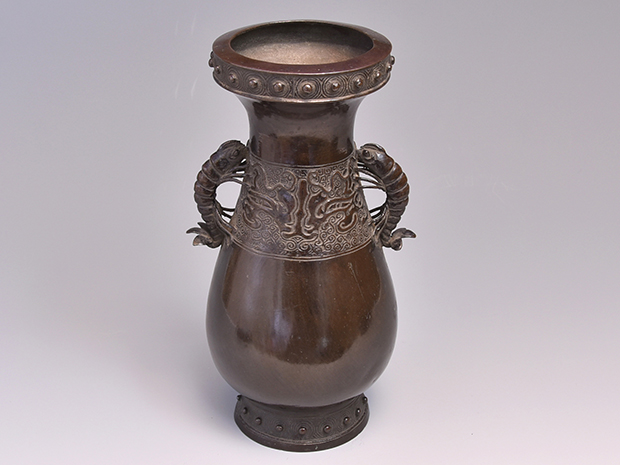 古銅 口塁座 海老耳付花入 花生 高さ：26.7cm | 古美術ささき