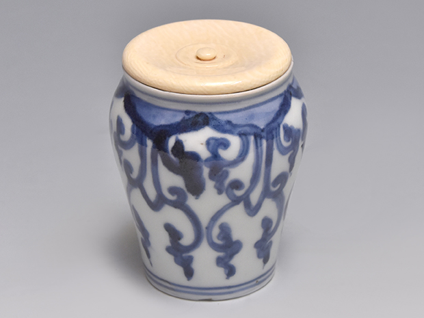 古伊万里（藍九谷様式）染付瓔珞文替茶器 象牙蓋付属 江戸時代中期頃