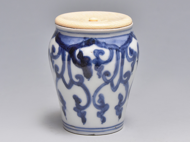 古伊万里（藍九谷様式）染付瓔珞文替茶器 象牙蓋付属 江戸時代中期頃