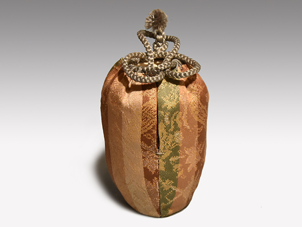 高取焼 肩衝茶入 高取喜恵(作) 牙蓋 仕覆付 共箱 遠州七窯 | 古美術ささき