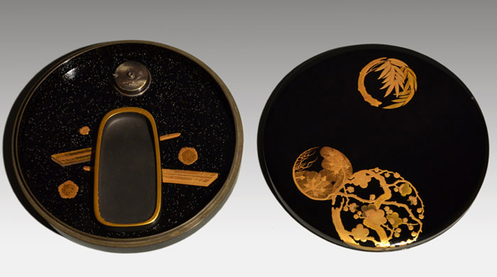 丸型硯箱 松竹梅蒔絵 蓋裏、扇面に流水菊蒔絵 戦前作 | 古美術ささき