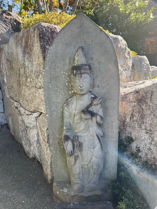 石仏、地蔵、合掌地蔵、自然石地蔵、日本人による彫刻、倉田辰彦作