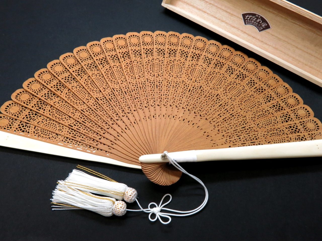 白檀象牙扇子2019－1｜希少な白檀と象牙の贅沢な扇子｜親骨に象牙