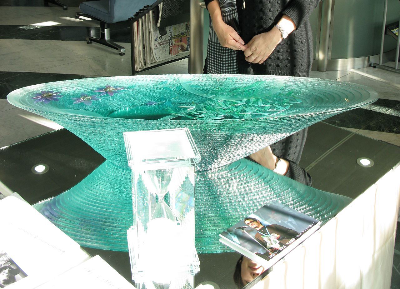 水や風をガラスで表現 横浜信金でグラスアート展 | 話題 | カナロコ by
