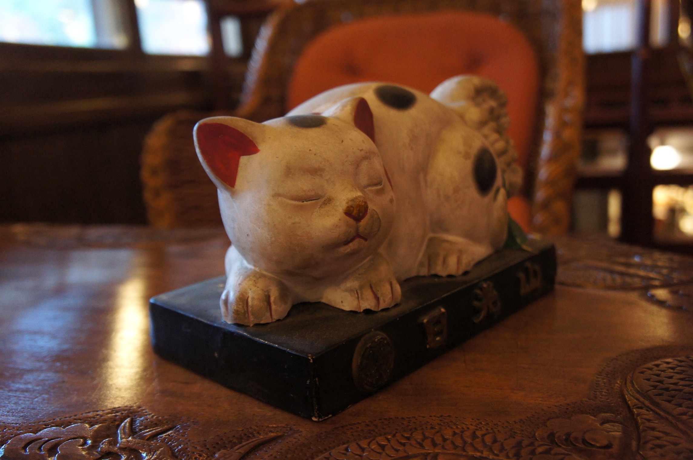 101：眠り猫（2匹目） | 金谷ホテル創業150周年記念