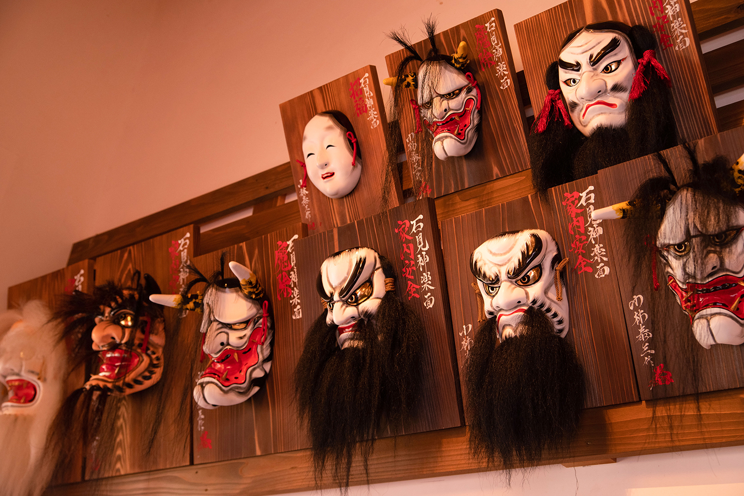 石見神楽の『顔』を創る！石見神楽面小林工房を見学 | しまね観光ナビ