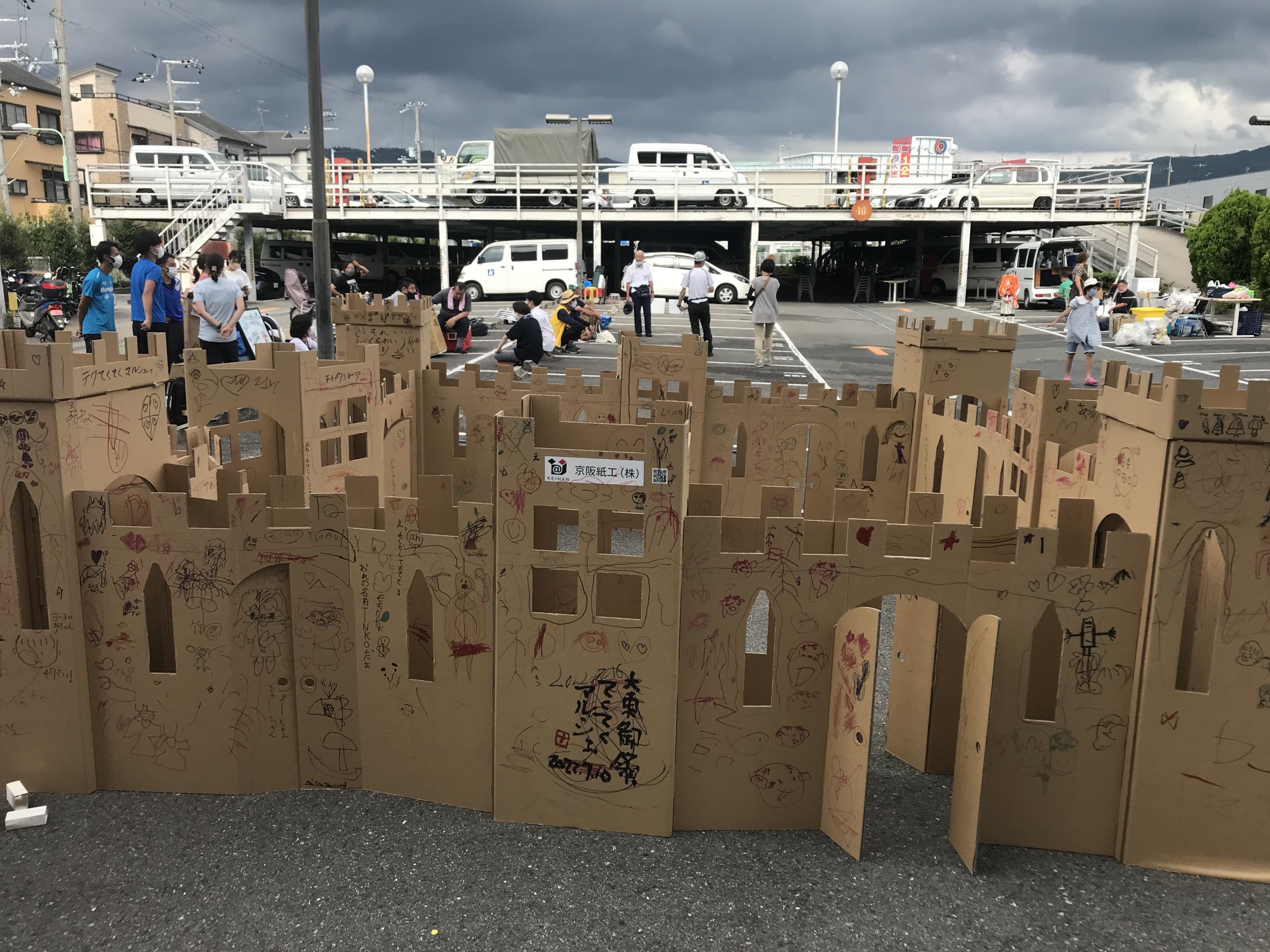 ダンボールと紙でできた 「太陽の門」 オブジェ ダンボールと紙ででき