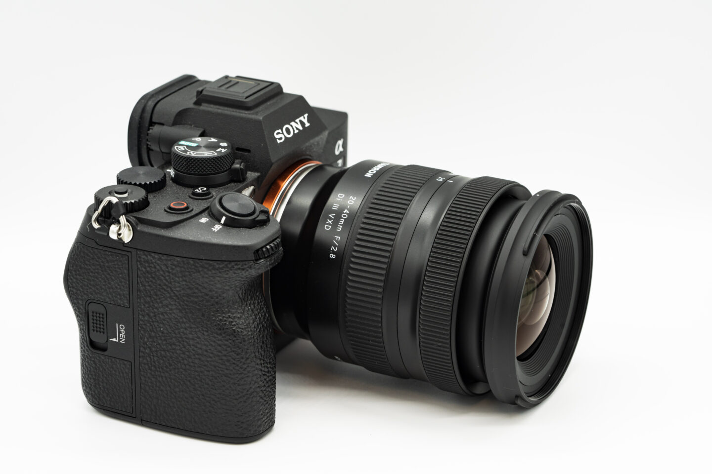 20mmスタートの新標準レンズ！旅のおともに最適「タムロン 20-40mm F